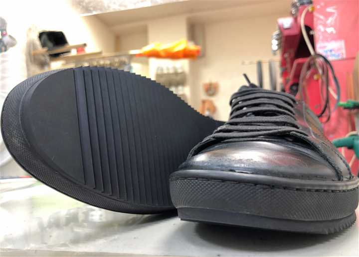 サンローランのソールを補強、2