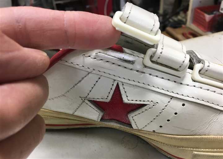 コンバースのバックル割れ修理です、1