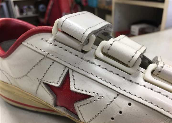コンバースのバックル割れ修理です、3