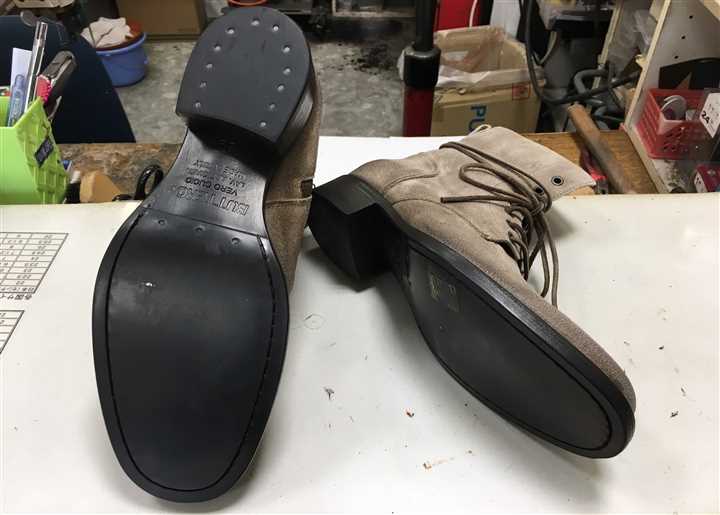 BUTTERO�̃u�[�c�̒�ɃS����\���ĕی삵�܂��A2