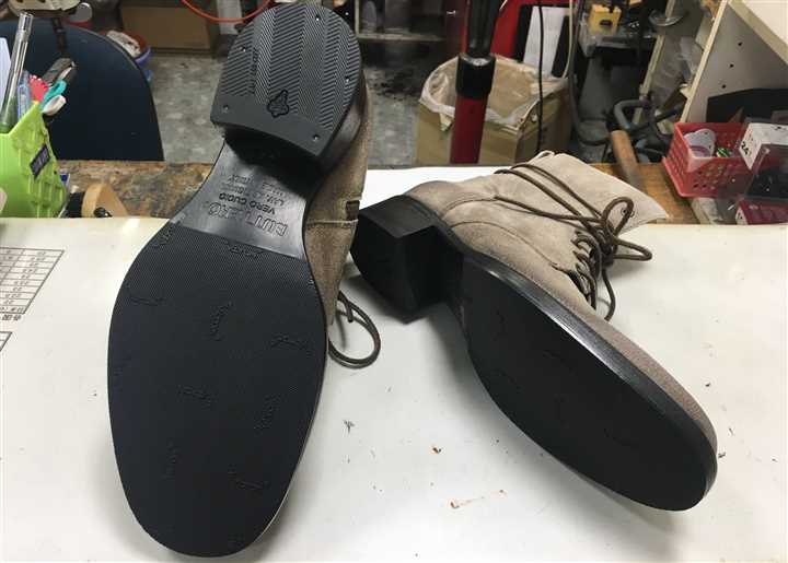 BUTTERO�̃u�[�c�̒�ɃS����\���ĕی삵�܂��A4