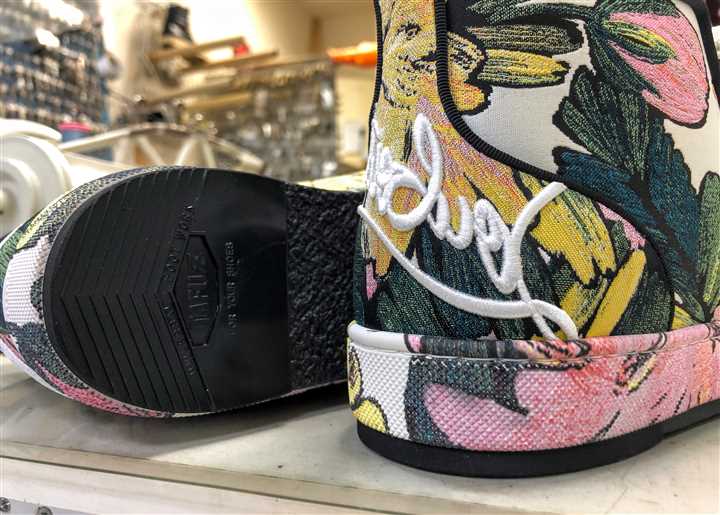 大阪でルブタンのソール補強修理、3