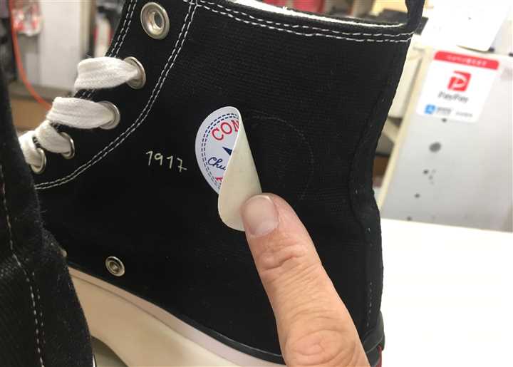 コンバースのスニーカーのロゴ剥がれ修理です、1