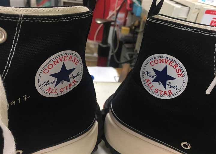 コンバースのスニーカーのロゴ剥がれ修理です、3