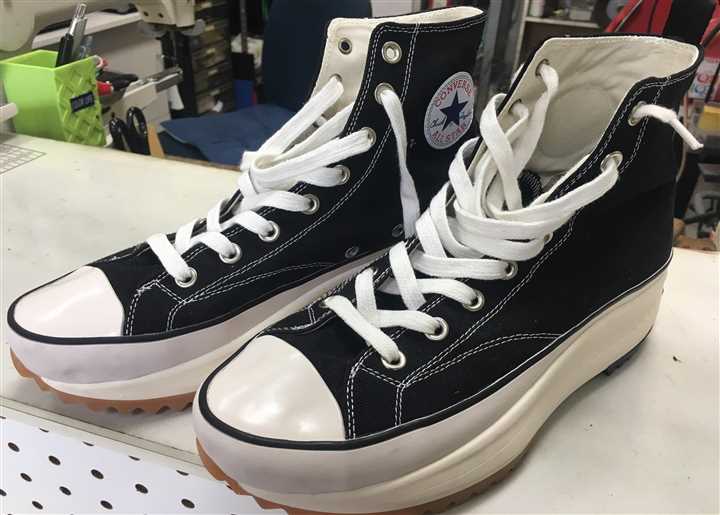 コンバースのスニーカーのロゴ剥がれ修理です、4