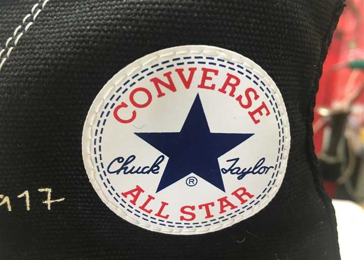 コンバースのスニーカーのロゴ剥がれ修理です、2