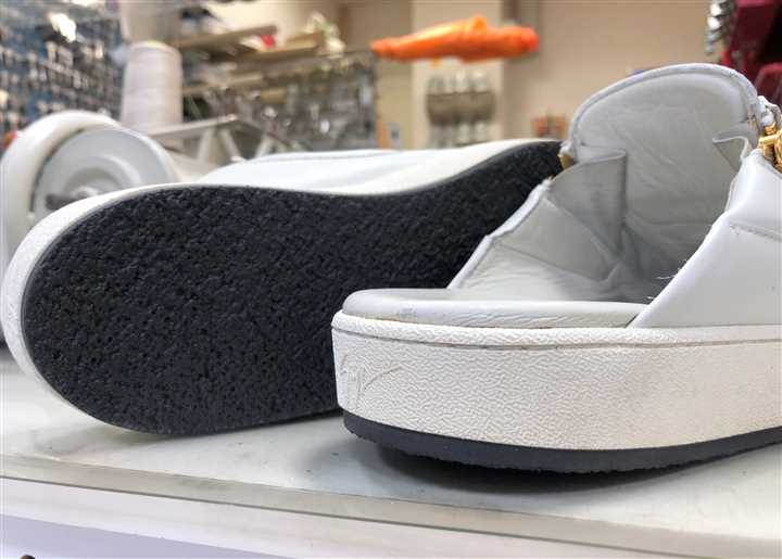 ザオッティのサンダルのソール補強、3