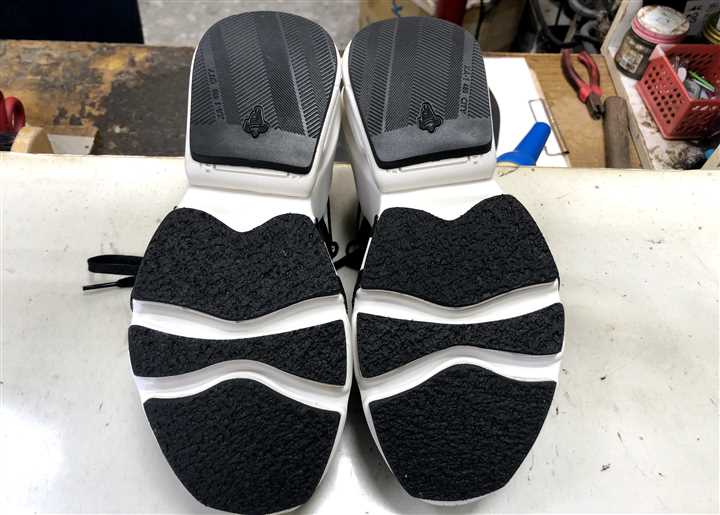 Y-3�̃X�j�[�J�[�̃Z�p���[�g�\�[���ɃS���\��A1