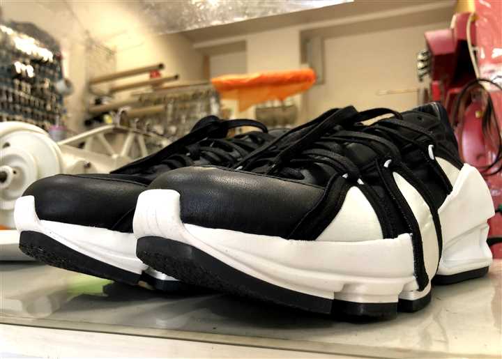 Y-3�̃X�j�[�J�[�̃Z�p���[�g�\�[���ɃS���\��A3