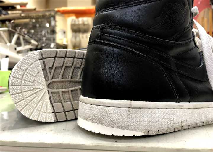 エアジョーダン1のカカトを似た材料で修理、2