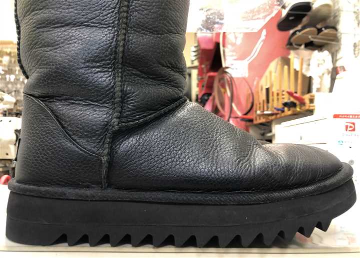 UGG�̃��[�g���u�[�c�Ɍ��^�V���[�N�\�[���⋭�A4