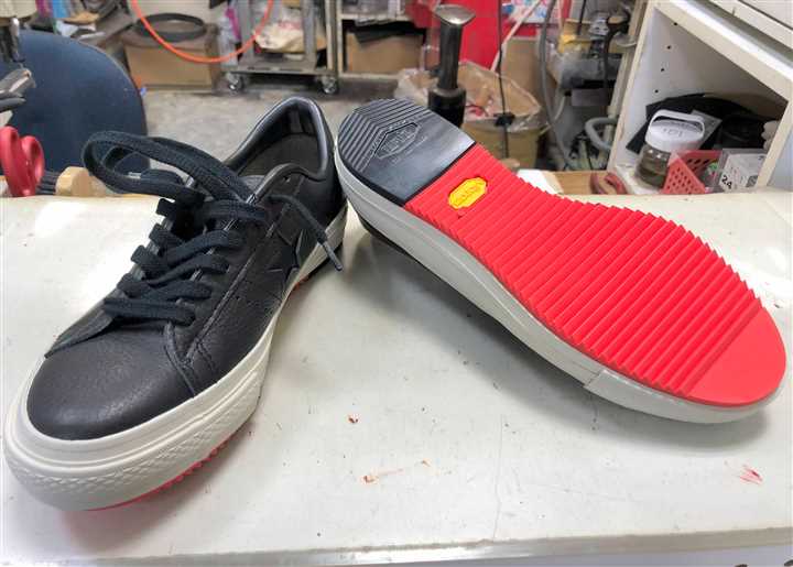 赤いシャークソールでコンバースを補強、1