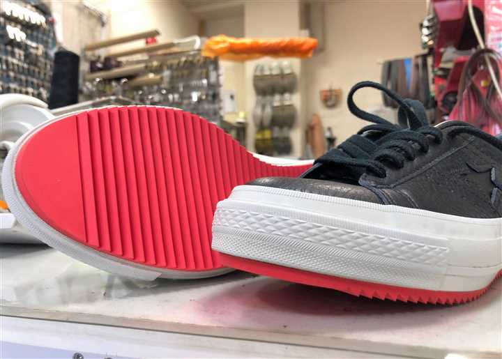 赤いシャークソールでコンバースを補強、2
