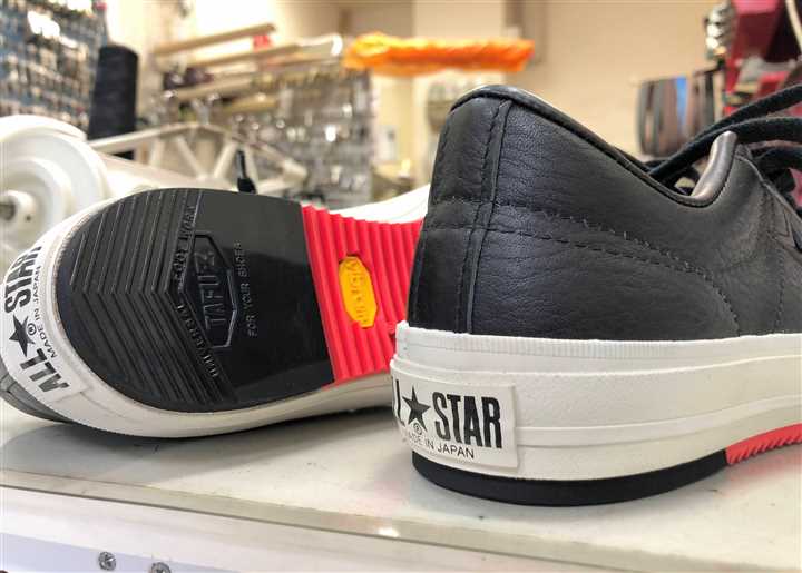 赤いシャークソールでコンバースを補強、3