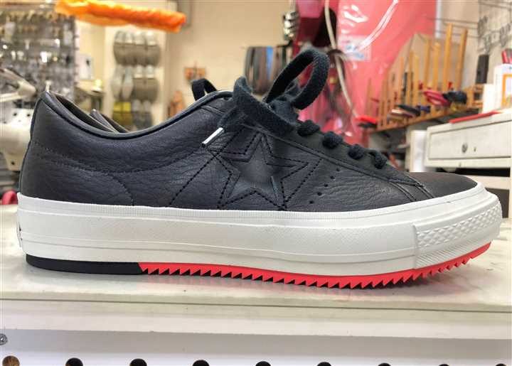 赤いシャークソールでコンバースを補強、4